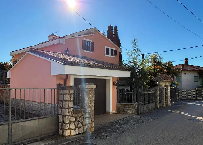 2 Bedroom Pet Friendly In דירה