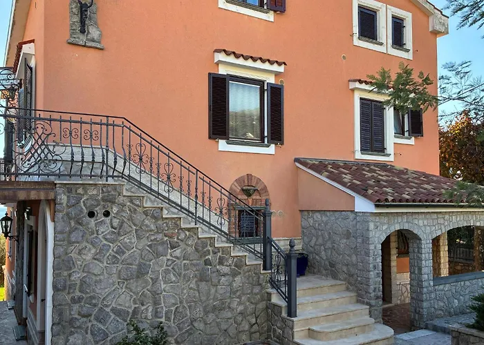 Apartment 2 Bedroom Pet Friendly In Opric